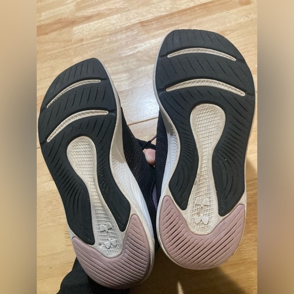 Under Armour sneakers in size 7.5 in EUC. Black & white with purple accents - Picture 3 of 8